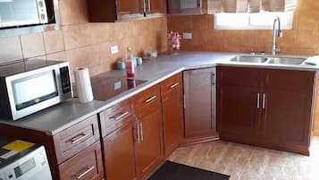 Microwave, cookware/dishes/utensils
