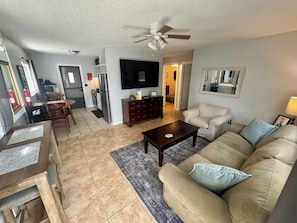 Smart TV - Riverwalk Retreat - Steps from Armature Works, The Pearl, ULELE, and Downtown (Tampa)