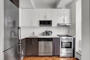 ثلاجة، ميكروويف، فرن، موقد طهي مسطح