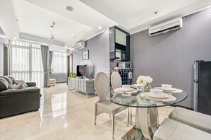 Apartment, 1 Bedroom, City View | Dining room