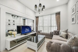 Apartamento, 3 quartos, vista para a cidade | Área de estar | Smart TV 43 polegadas com canais a cabo, TV, Netflix