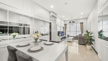 Apartment, 3 Bedrooms, City View | Dining room