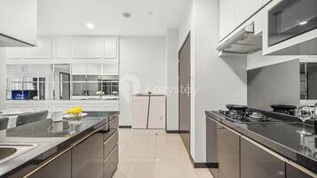 Apartment, 3 Bedrooms, City View | Private kitchen | Fridge, microwave, stovetop, rice cooker