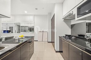 Apartamento, 3 quartos, vista para a cidade | Cozinha privada | Geladeira, micro-ondas, cooktop, panela elétrica de arroz