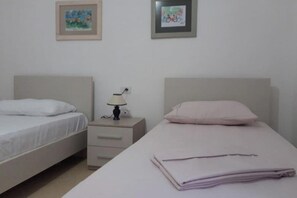 2 habitaciones, tabla de planchar con plancha, wifi y ropa de cama 