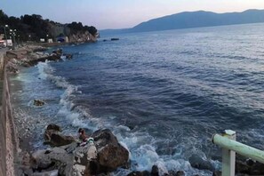 Una playa cerca