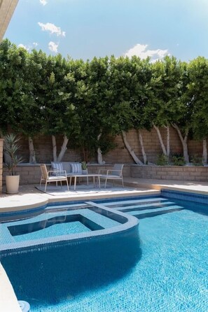 Et oppvarmet basseng