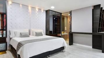 3 chambres, coffres-forts dans les chambres, Wi-Fi, draps fournis