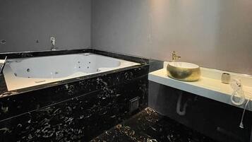 Ensemble douche/baignoire, sèche-cheveux, serviettes fournies, savon