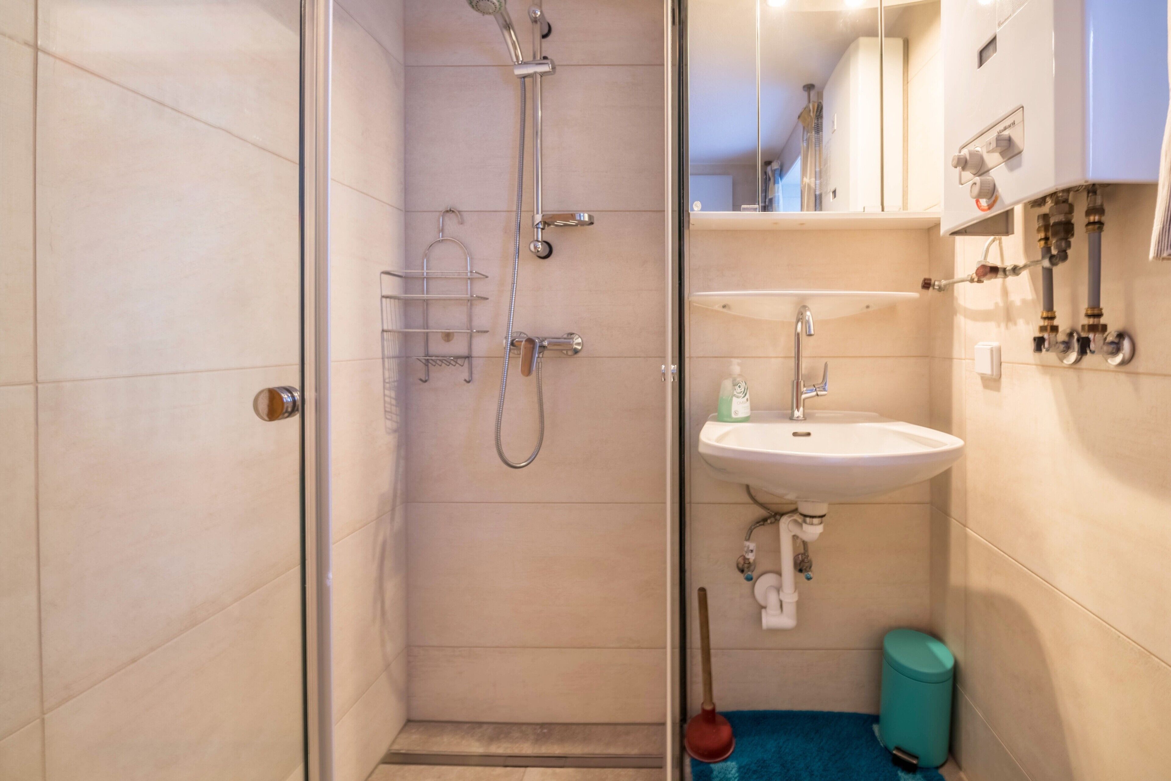 Une salle de bain avec une douche, un lavabo et des toilettes.