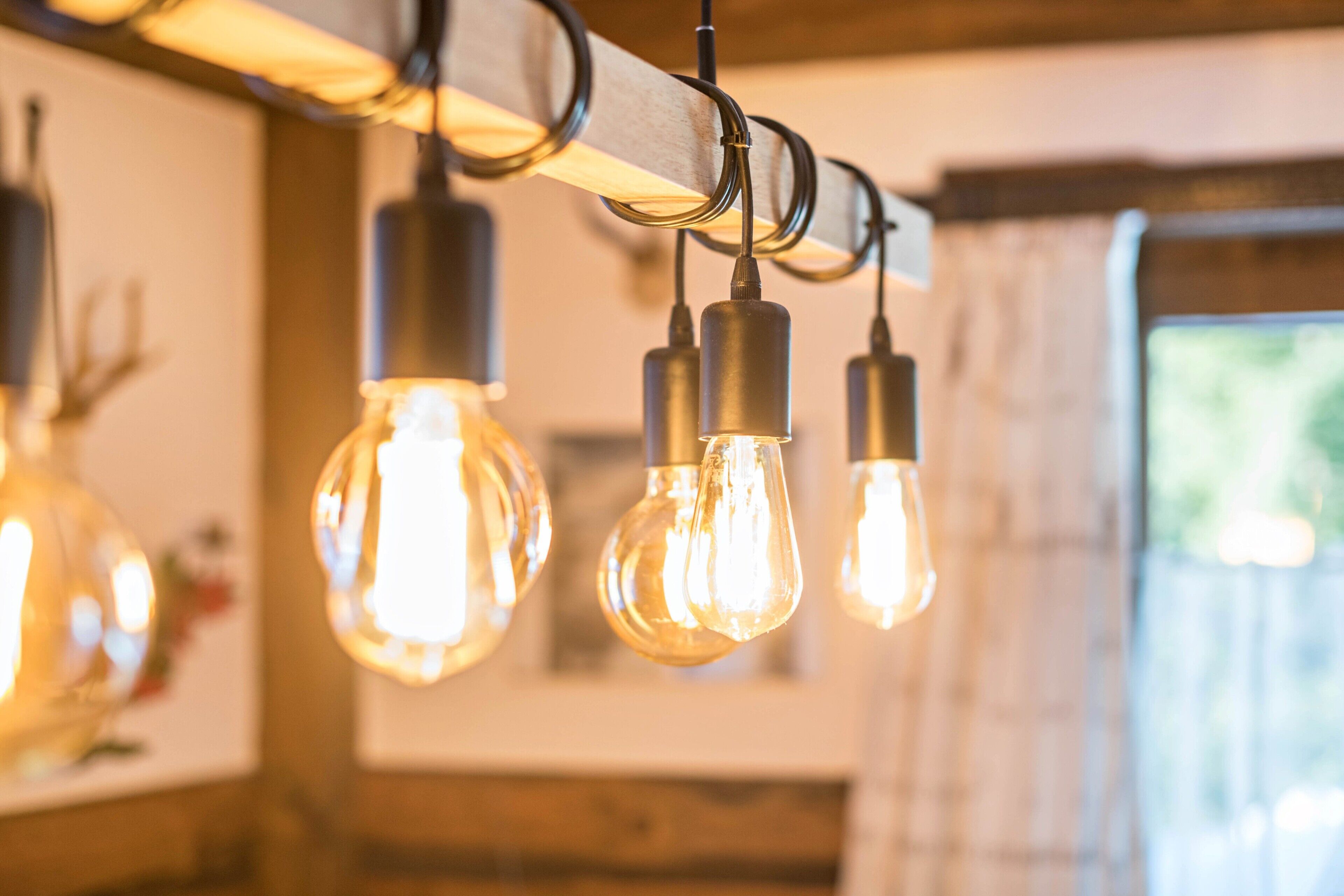 Gros plan de lampes suspendues, avec des ampoules à filament apparent.