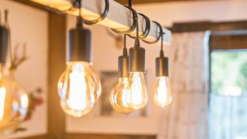Gros plan de lampes suspendues, avec des ampoules à filament apparent.