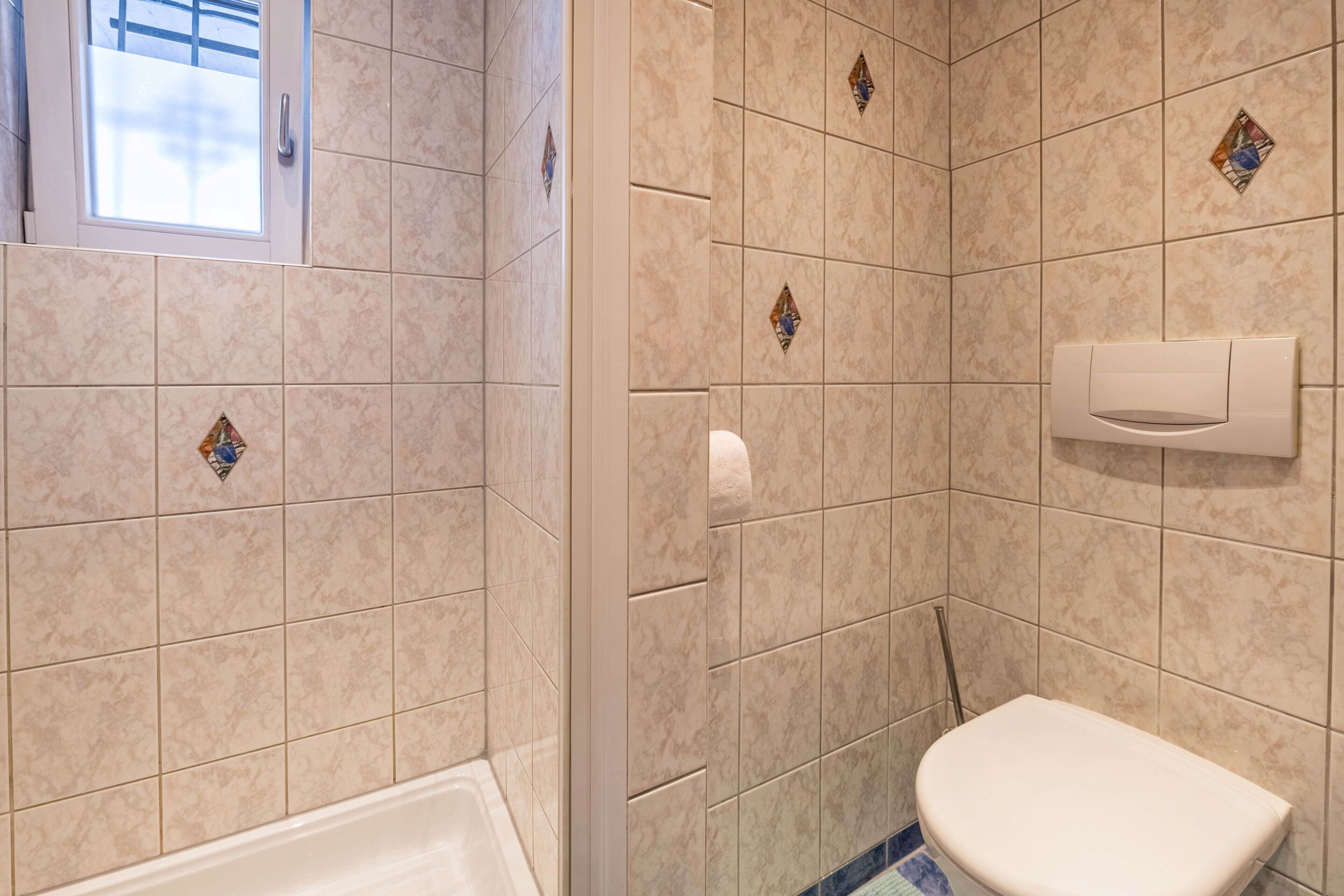 Dusche, kostenlose Toilettenartikel, Haartrockner, Handtücher