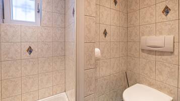 Dusche, kostenlose Toilettenartikel, Haartrockner, HandtĂŒcher