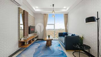 Apartment, 2 Schlafzimmer, Nichtraucher, Stadtblick | Wohnbereich | 43-Zoll-Smart-TV mit Kabelempfang, Fernseher, Netflix