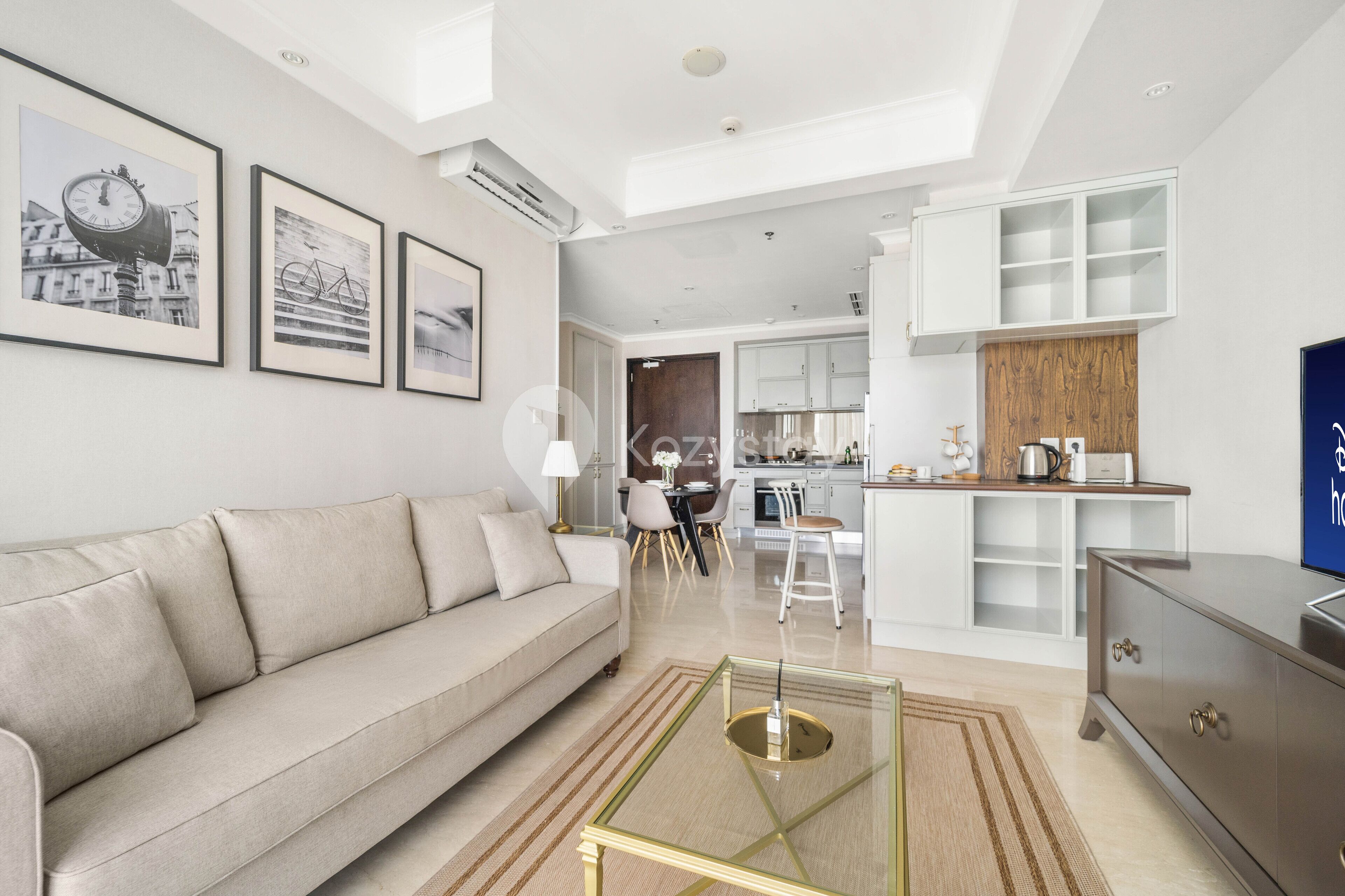 Apartamento, 2 habitaciones, vistas a la ciudad | Zona de estar | Smart TV de 43 pulgadas con canales por cable, una televisión