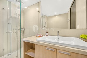 Departamento, 2 habitaciones, para no fumadores, vista a la ciudad | Baño | Amenidades de baño gratuitas, secadora de cabello, bidet, toallas 