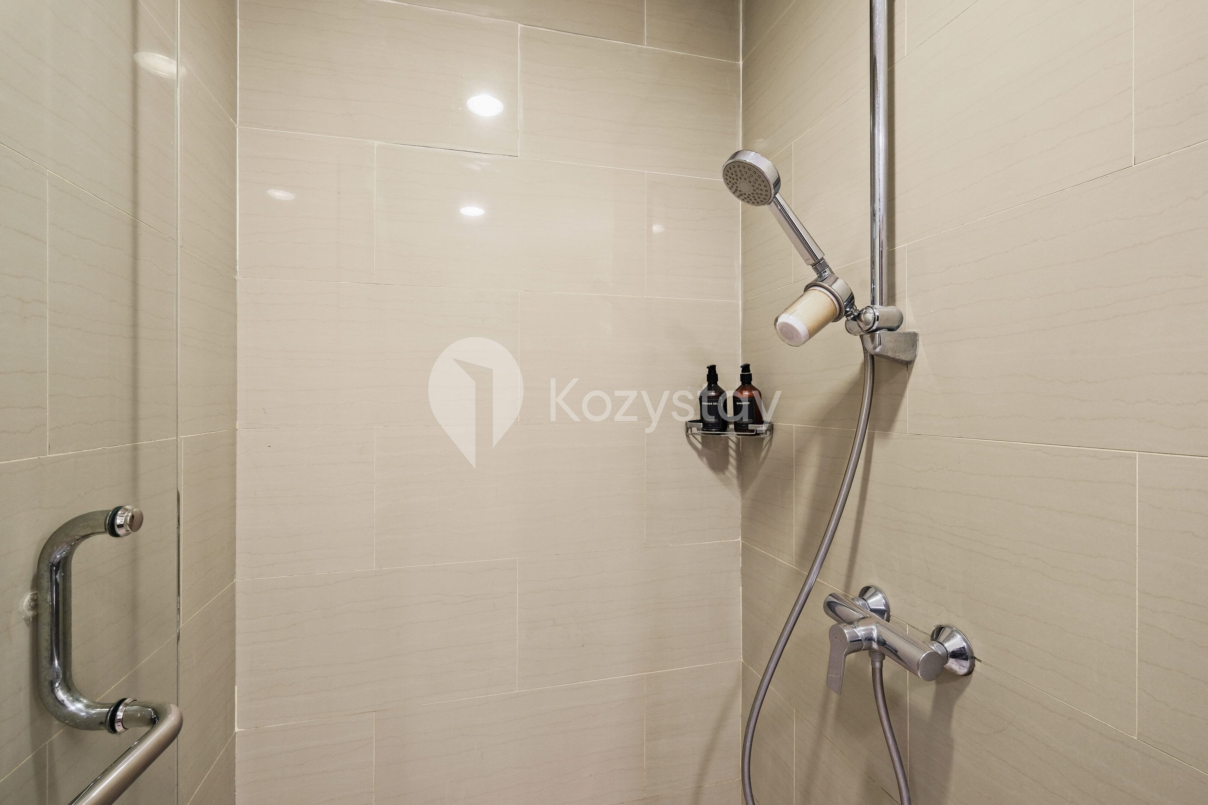 Een moderne badkamer met een douche, een handgreep en een handdoekrek.