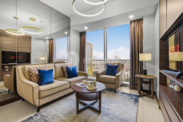 Appartement, 1 chambre, vue ville | Coin séjour | TV connectée de 43 pouces avec chaînes par satellite, télévision