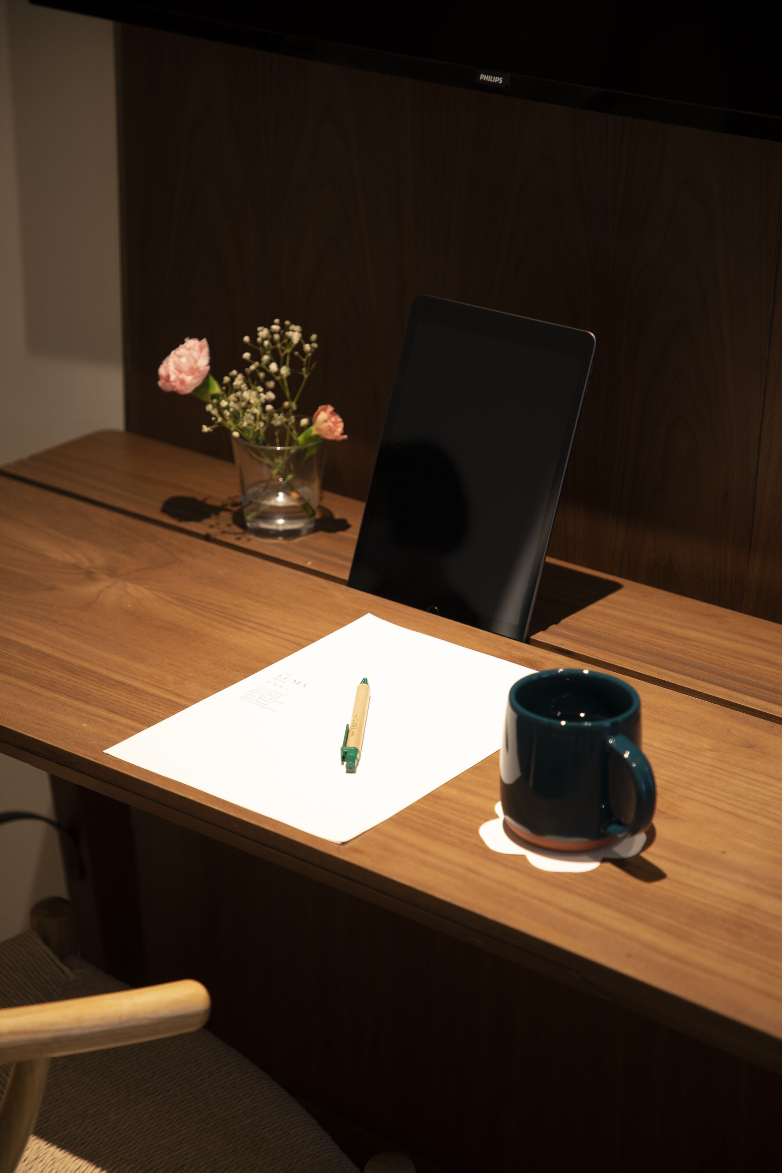 Ylelliset vuodevaatteet, minibaari, tallelokero huoneessa