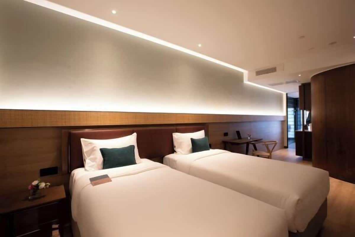 1 bedroom, premium bedding, minibar, in-room safe