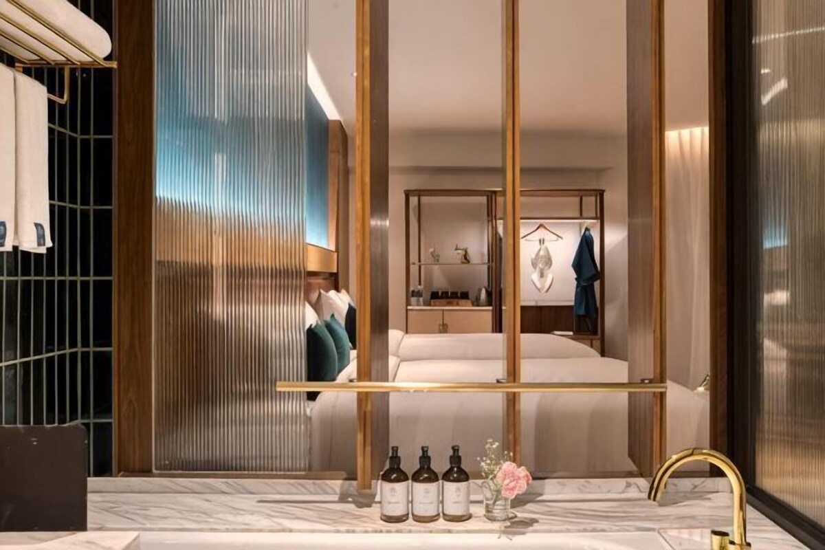 Peralatan tempat tidur premium, bar mini, peti besi dalam bilik, meja 