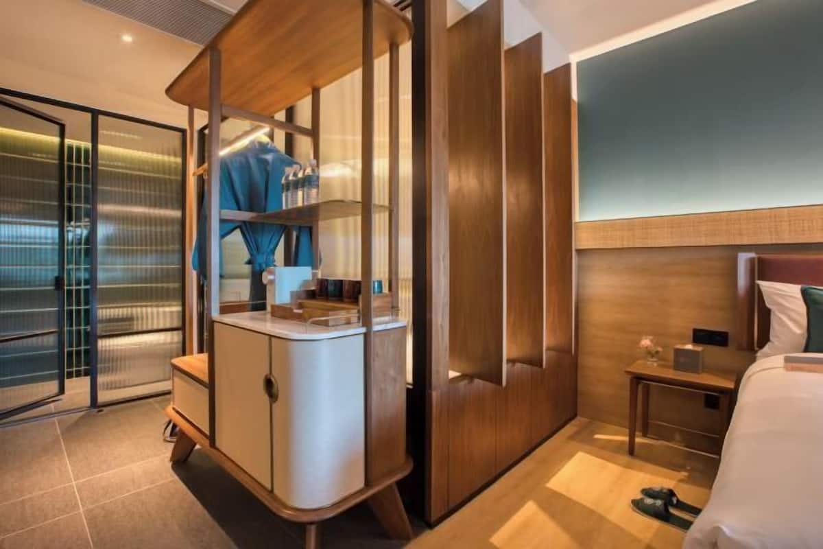 1 bedroom, premium bedding, minibar, in-room safe