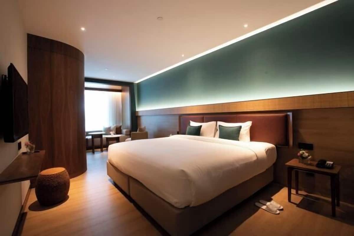 1 bedroom, premium bedding, minibar, in-room safe