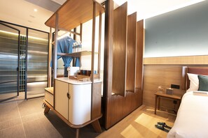 Flat-screen TV - The LUMA Hotel - A Member of Design Hotels (Kota Kinabalu)