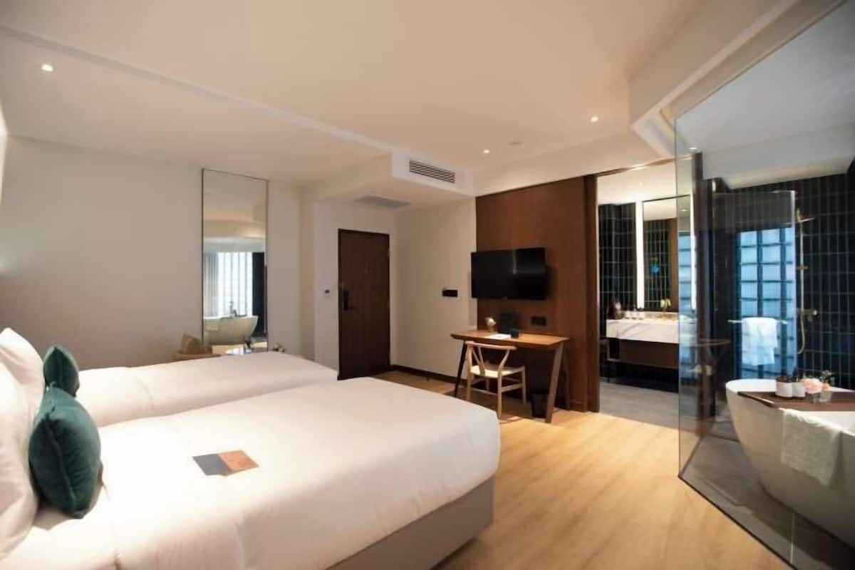 1 bedroom, premium bedding, minibar, in-room safe