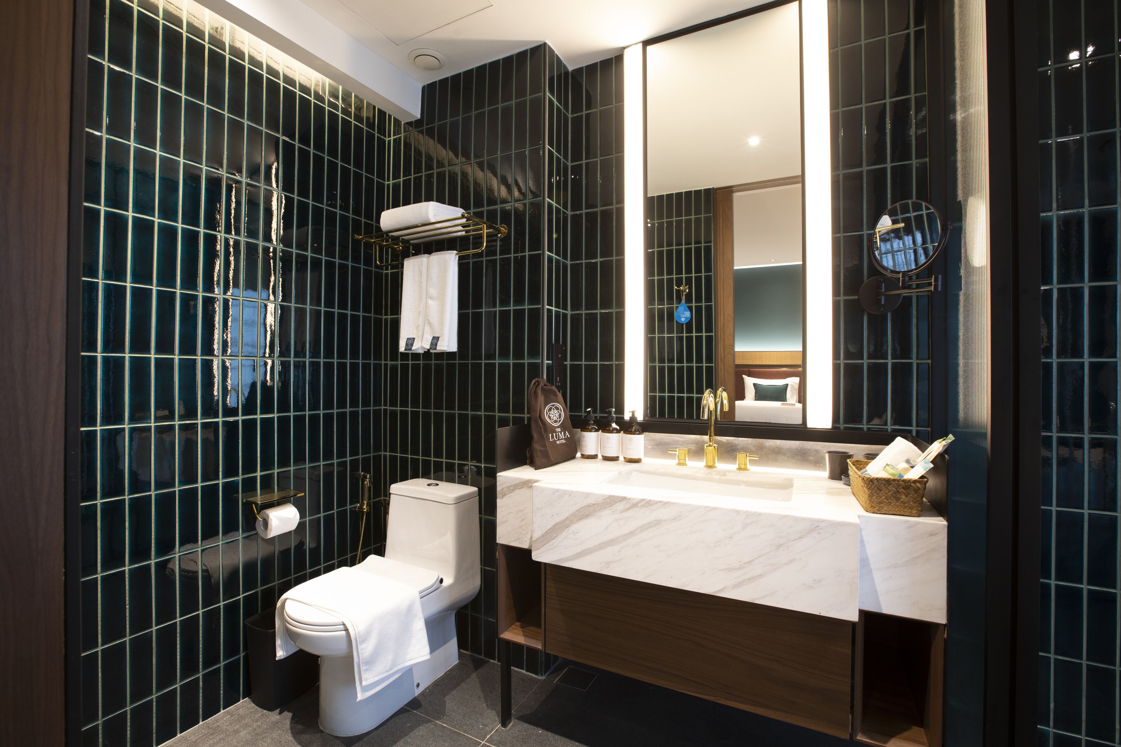 Een moderne badkamer met toilet, wastafel en spiegel.