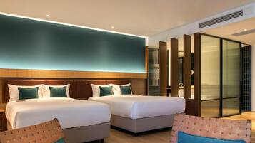 Sengetøy av topp kvalitet, minibar og safe på rommet