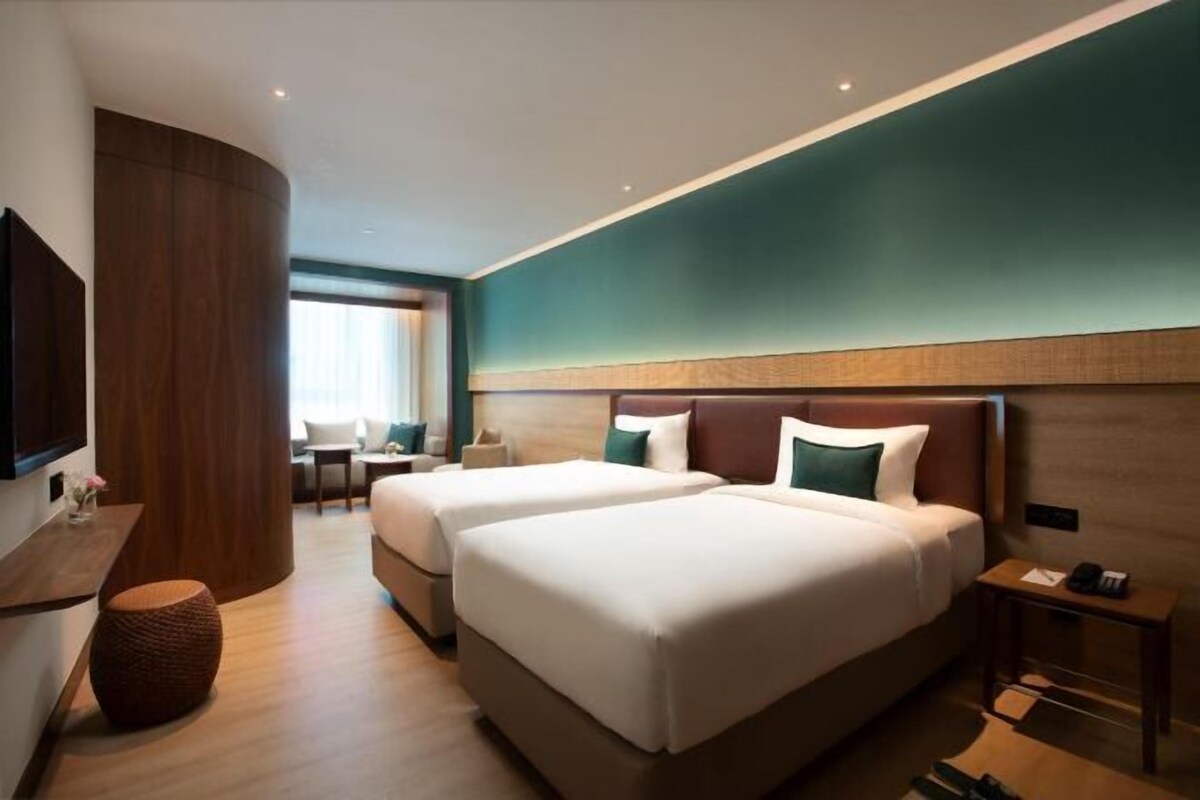 Peralatan tempat tidur premium, bar mini, peti besi dalam bilik, meja 