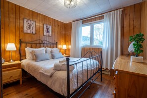 3 bedrooms, desk, iron/ironing board, travel cot