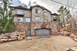 Un immeuble résidentiel à deux étages, doté d’une façade en pierre, d’un garage et d’une enseigne indiquant « Settler’s Ridge ».