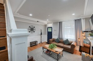 Una Smart TV, una chimenea, videojuegos, libros