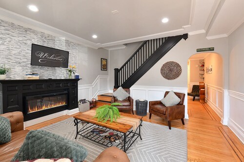 The Majestic - Fast Wi-Fi - Multi TVs - Pvt Parking - Arcade - Stocked Kitchen