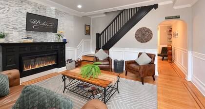 The Majestic - Fast Wi-Fi - Multi TVs - Pvt Parking - Arcade - Stocked Kitchen
