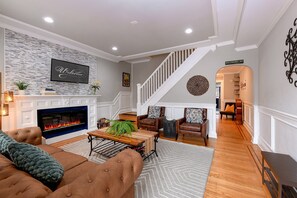 Una Smart TV, una chimenea, videojuegos, libros