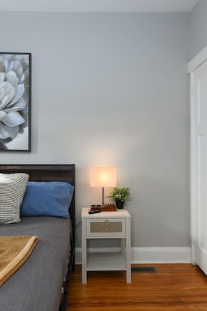 2 bedrooms, desk, iron/ironing board, travel cot - City Retreat | Wi-Fi, Multi TVs, Pvt Parking, (Baltimore)