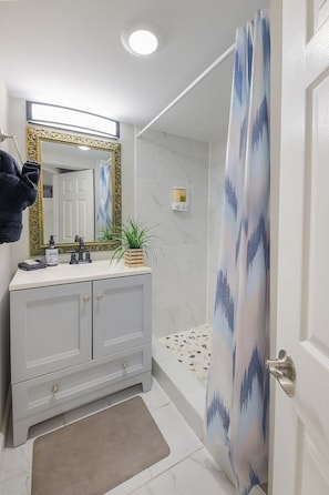 Combined shower/bathtub, hair dryer, towels, soap - City Retreat | Wi-Fi, Multi TVs, Pvt Parking, (Baltimore)