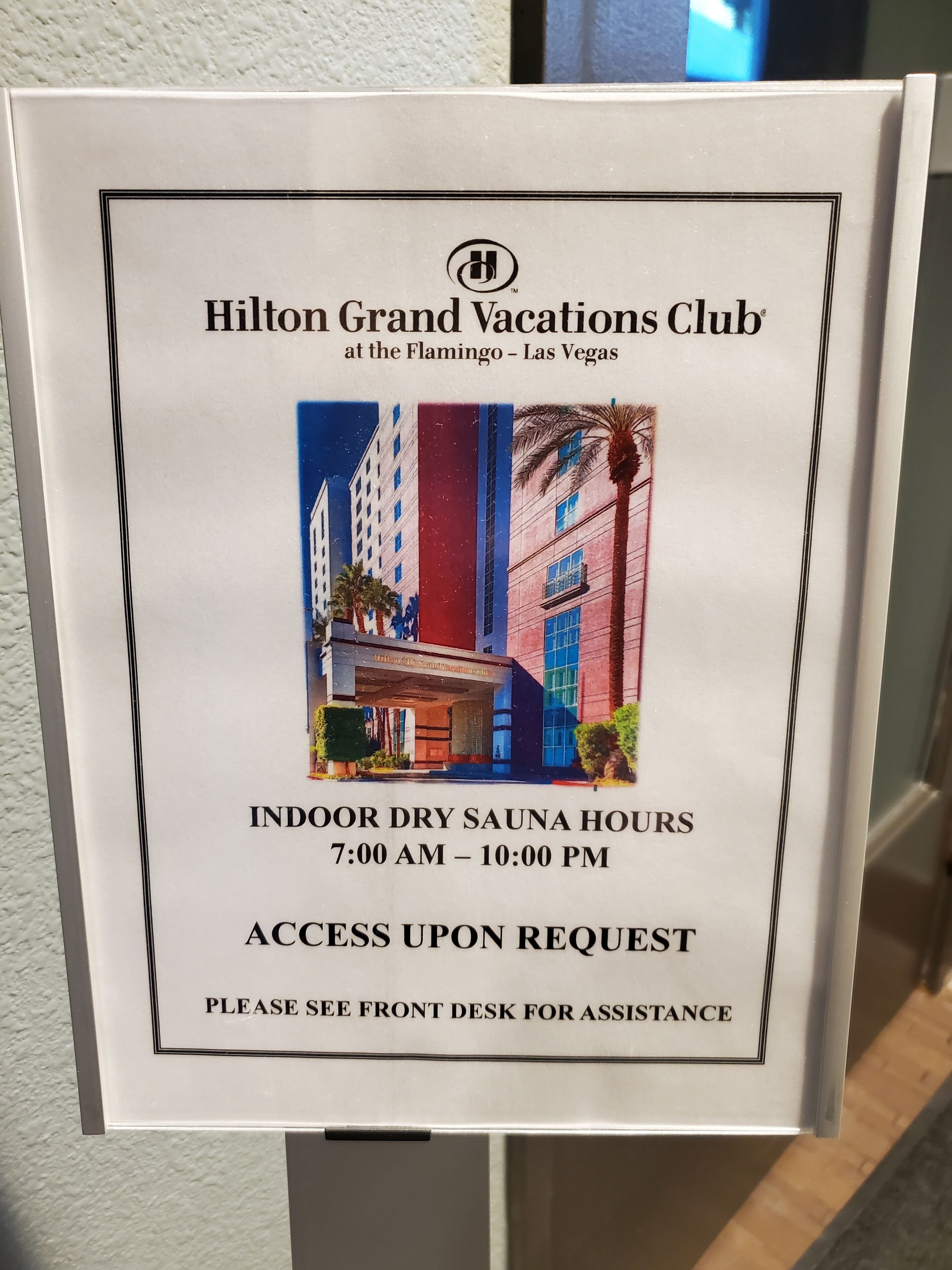 Une affiche indiquant les heures d'ouverture du sauna sec intérieur du Hilton Grand Vacations Club, situé au Flamingo de Las Vegas, précise que le sauna est accessible de 7 h 00 à 22 h 00, sur demande, et que l'assistance est disponible à la réception.