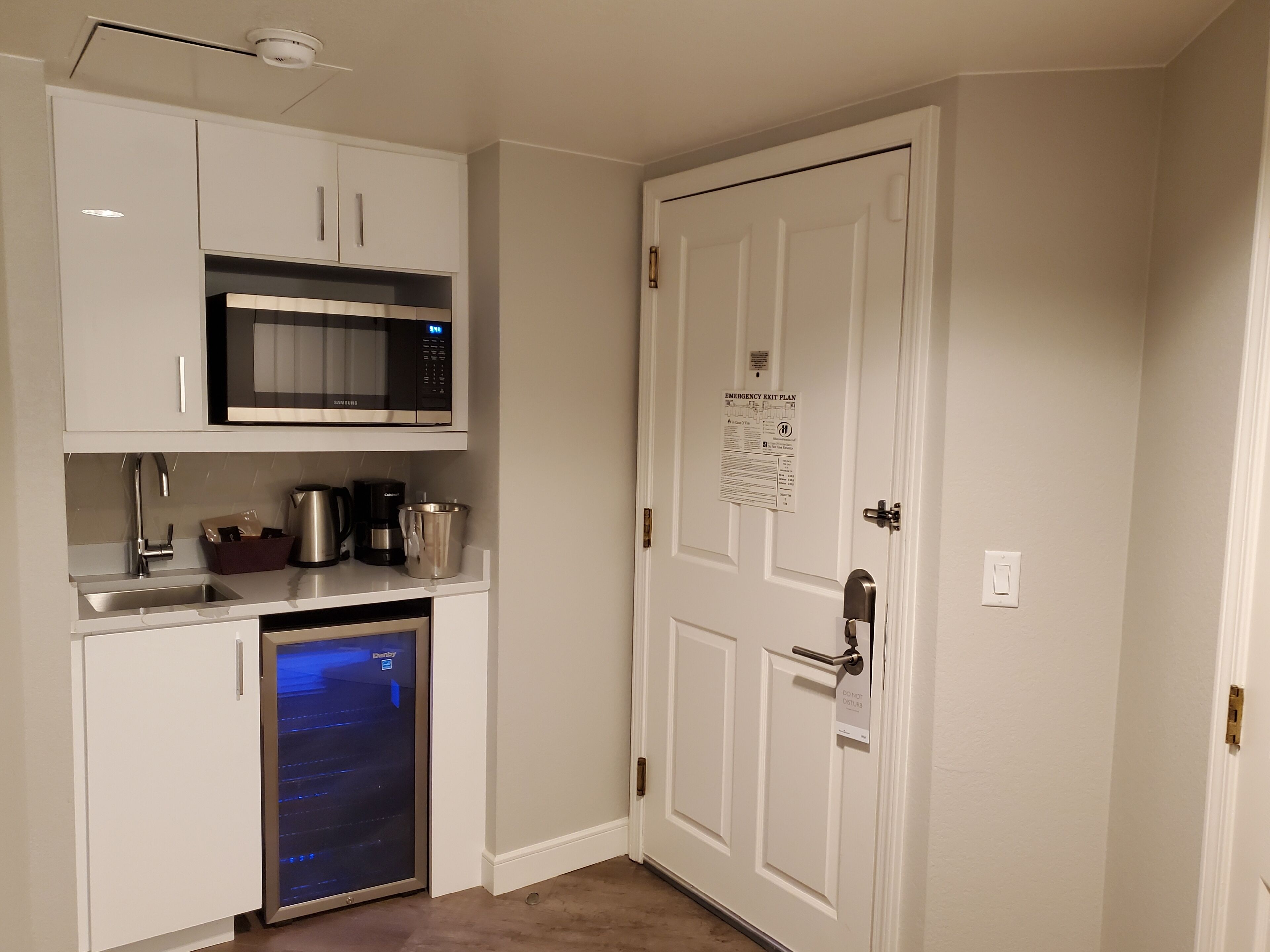 Una cocina compacta equipada con lavavajillas, microondas y refrigerador.