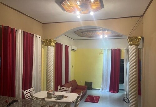 Villa meublée de luxe a 15 min de l'aeroport de Douala; 5 min du Stade de Japoma