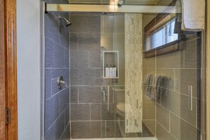 Dusj, hårføner, håndklær og sjampo