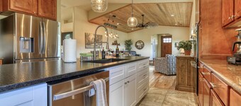 Bella Vista: Golf Course & Mountain Views, Modern Design, Electric Stove, Workspace, 5 Min to Shops!