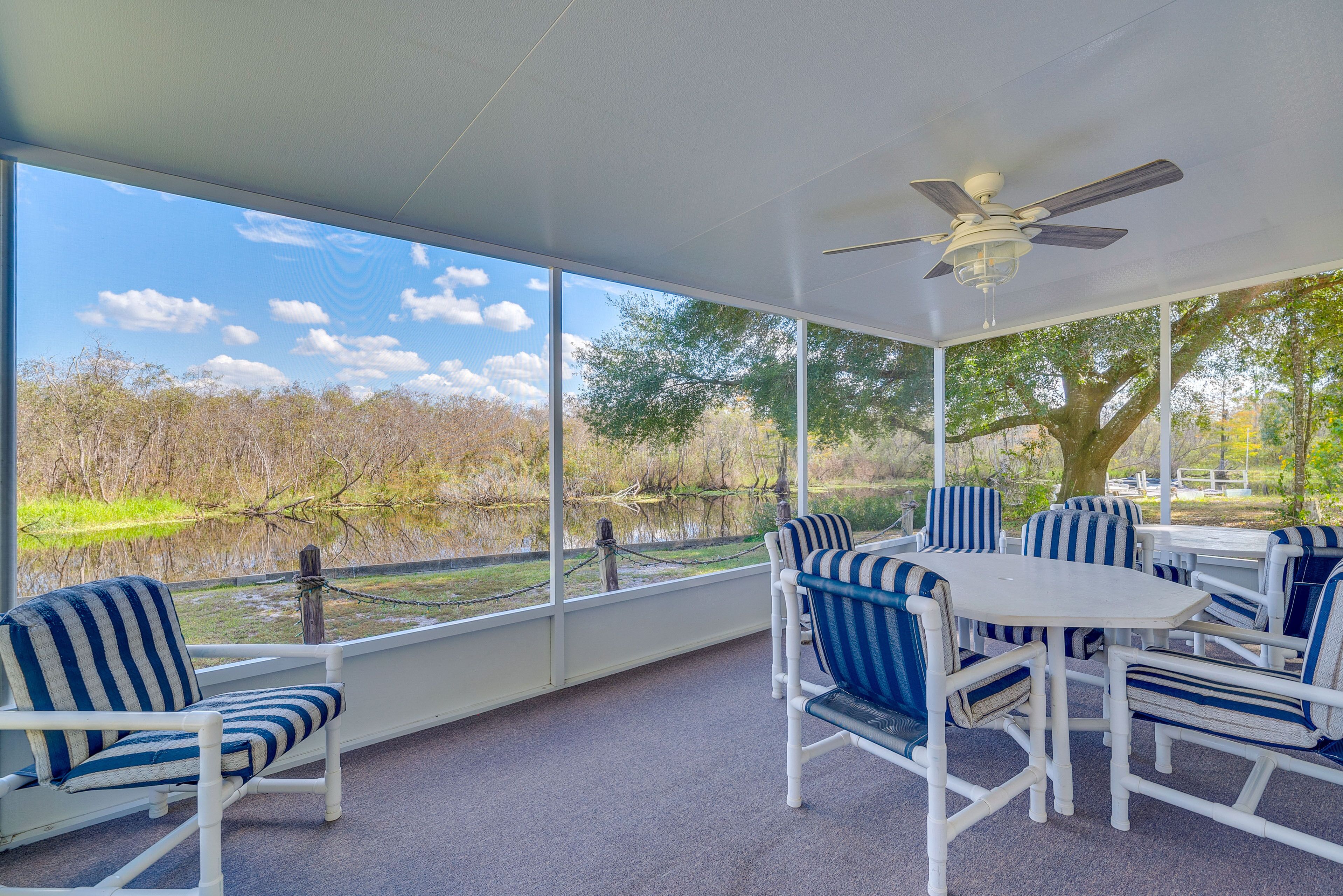 'Laurel on the Lakes' Escape w/ Canoe & Grill