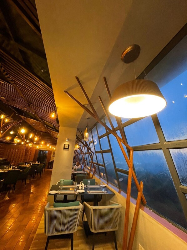 2 restaurants, serveren lunch, diner, Thaise gerechten