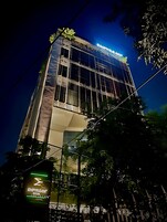 Un edificio moderno con un letrero llamativo que dice "EMPYREAN".