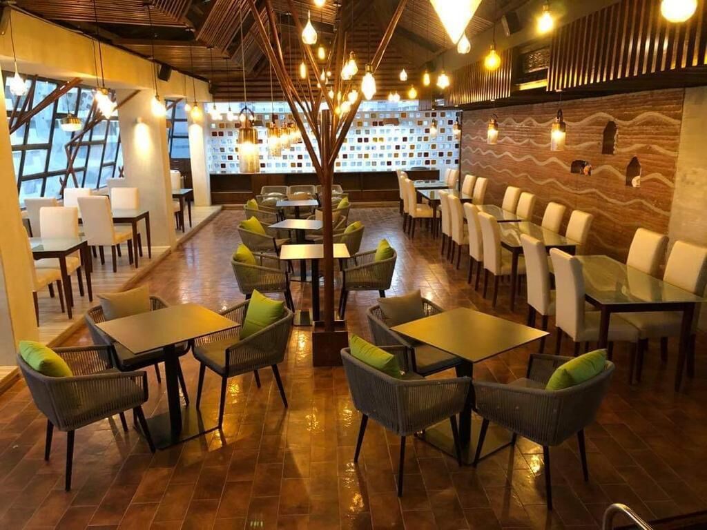 2 restaurants, serveren lunch, diner, Thaise gerechten